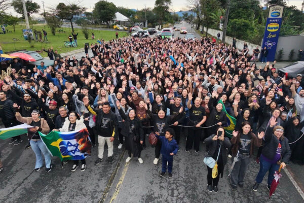 Fiéis lotam as ruas de Paranaguá na Marcha para Jesus
